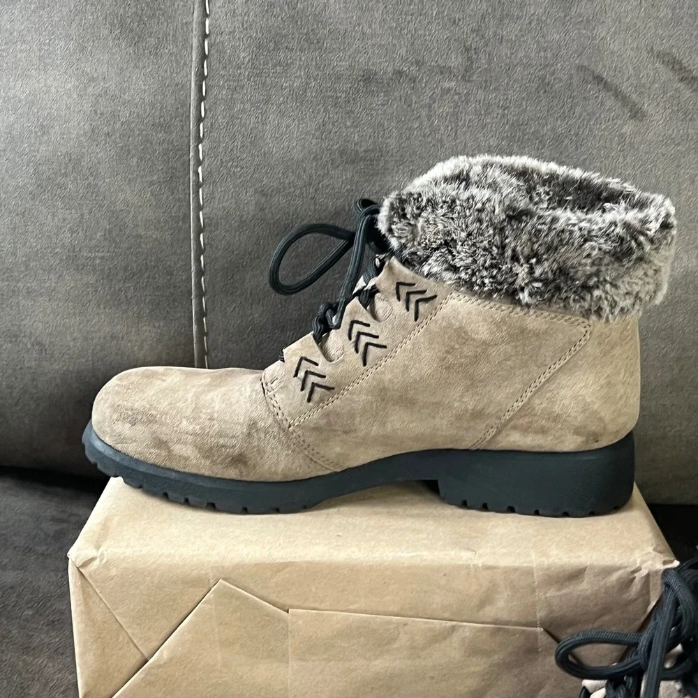 Cobbler Cuddlers Women's Size 7 Faux Fur Lined Ankle Boots Tan Suede Lace Up EUC